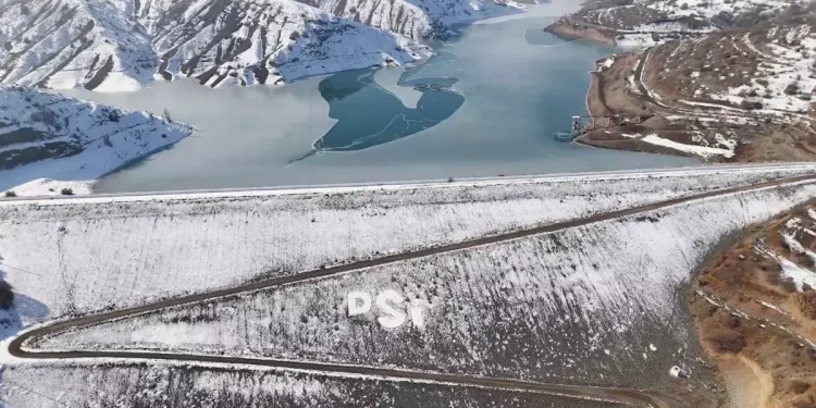 Göyne Baraj gölünün yüzeyi buz tuttu