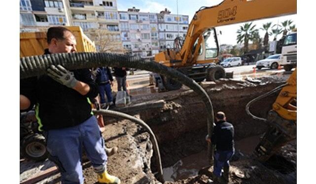 İnönü Caddesi’ndeki ana boru arızasına İZSU’dan hızlı müdahale
