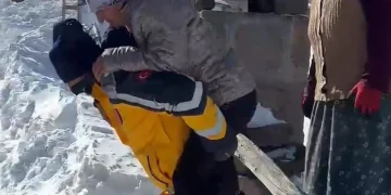 Kar kış demeden evlerdeki hastalara ulaşıyorlar