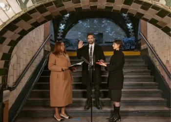 Mamdani, Osmanlı dönemine ait Kur’an üzerine yemin etti.