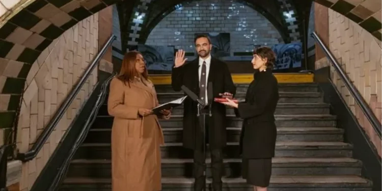 Mamdani, Osmanlı dönemine ait Kur’an üzerine yemin etti.