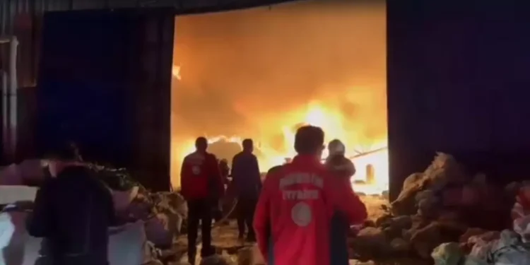 Mersin’de geri dönüşüm tesisinde yangın