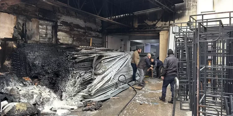 Sultanbeyli’de Yangın: İmalathane Zarar Gördü