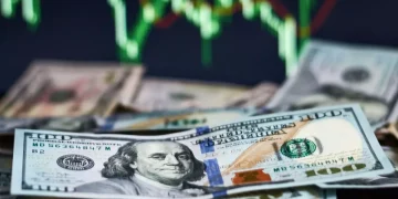 Dolar tarihte ilk kez 43 lirayı aştı