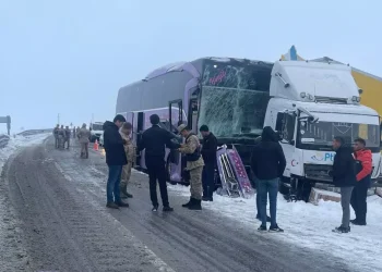 Yolcu otobüsü, kamyona çarptı; 9 yaralı