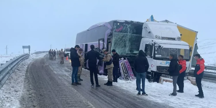 Yolcu otobüsü, kamyona çarptı; 9 yaralı