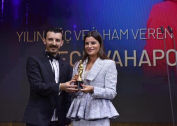 Tanju Menteş’ten Ece Vahapoğlu’na Anlamlı Ödül 