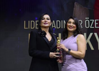 Ebru Zeynep Sağlam Zirvede Ödülleri Takdim Etti