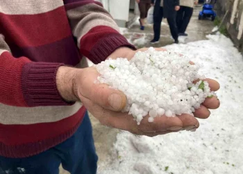Refahiye’de Dolu Yağışı Vatandaşları Hazırlıksız Yakaladı