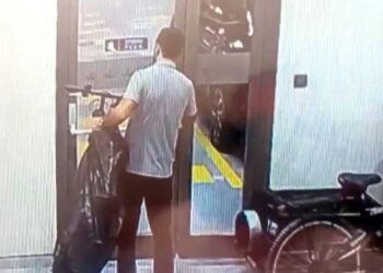 Çaldığı bisikleti polis merkezine getirip teslim etti